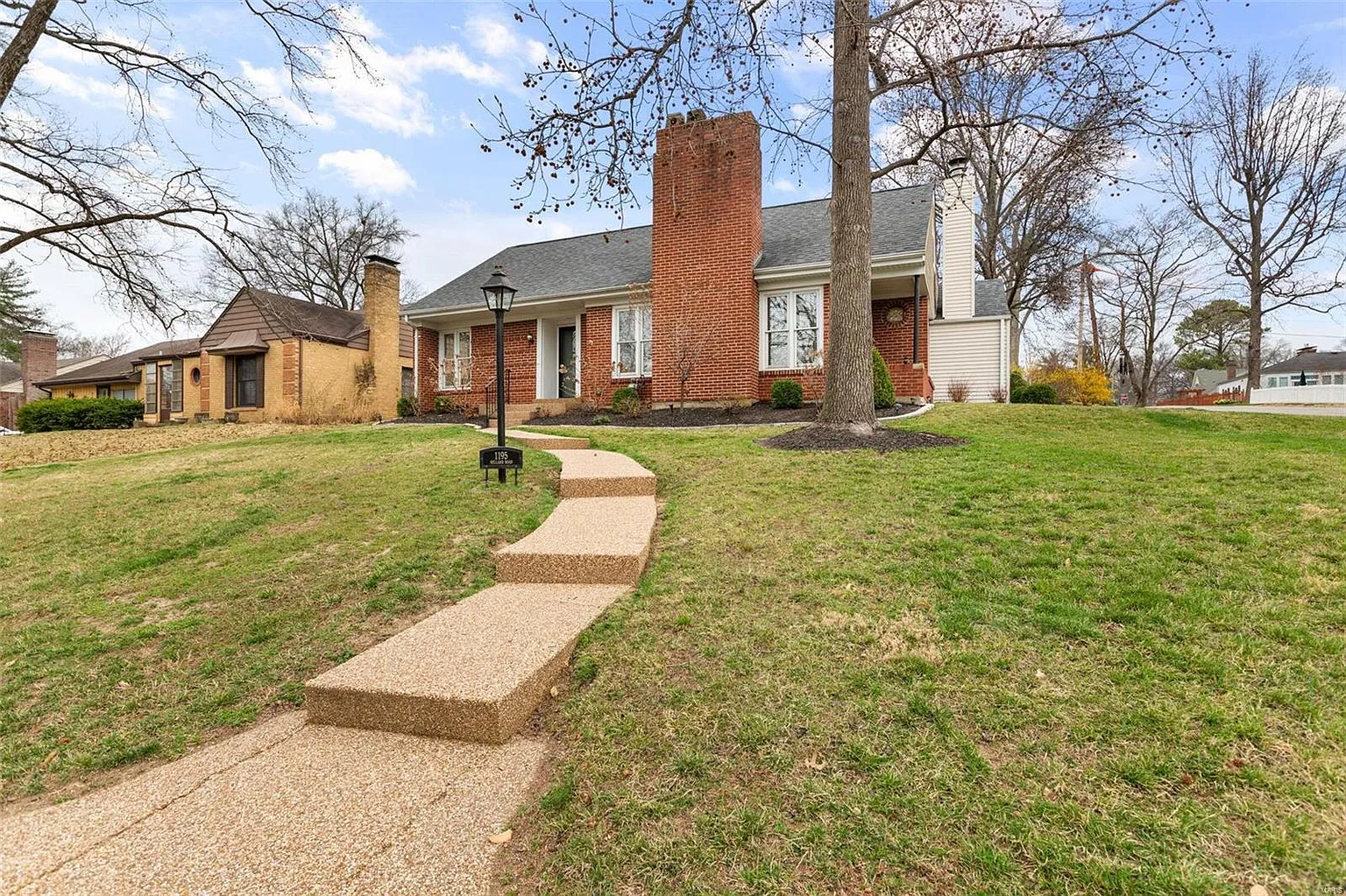1195 Hillard Rd photo 1