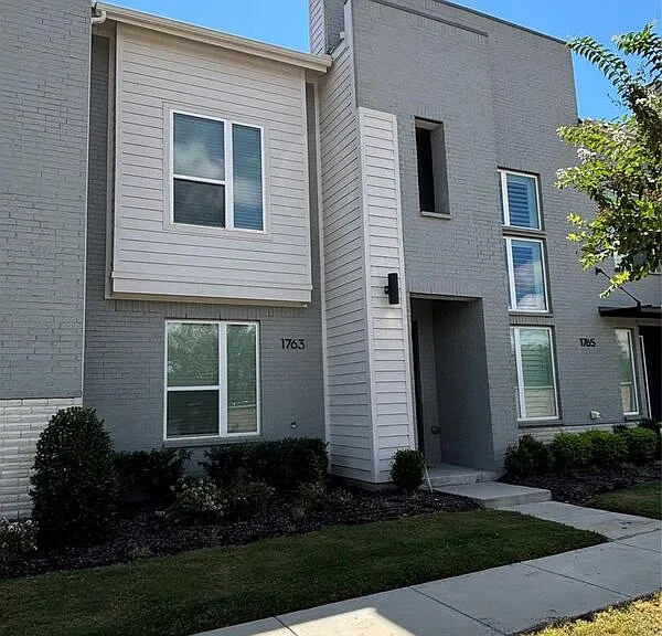 1763 Montgomery Dr — Photo 2