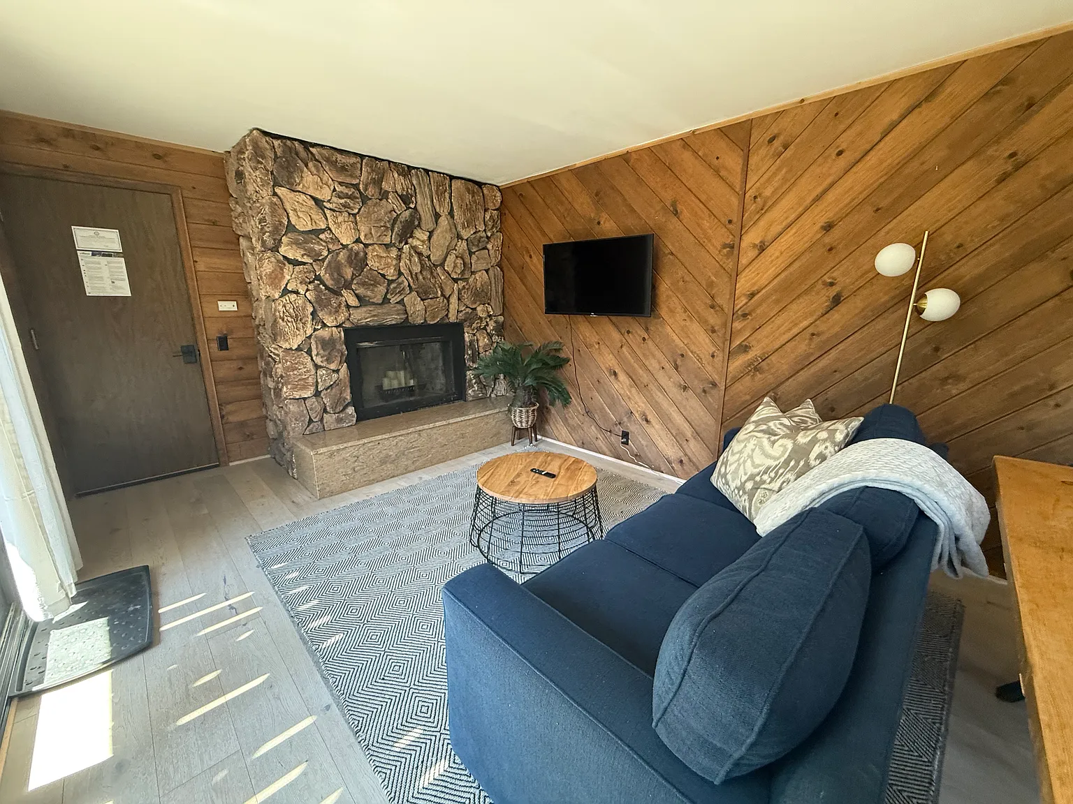1 bed, 684 sqft, $3,900 — Photo 2