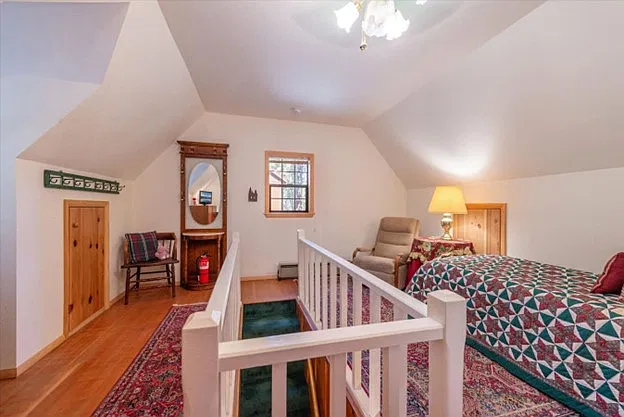 3 bed, 1040 sqft, $3,500 — Photo 2