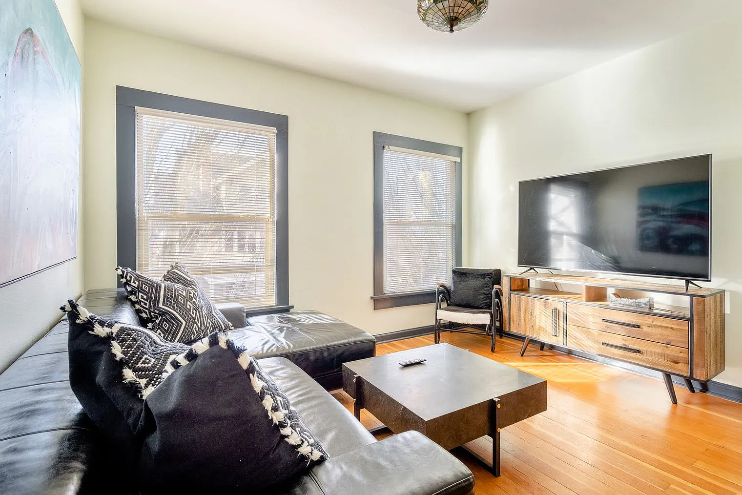 2 bed, 1.0 bath, 699 sqft, $4,079 — Photo 3