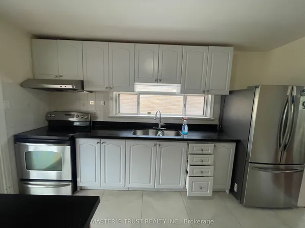 10 Heather Rd, Toronto, ON M1S 2E1