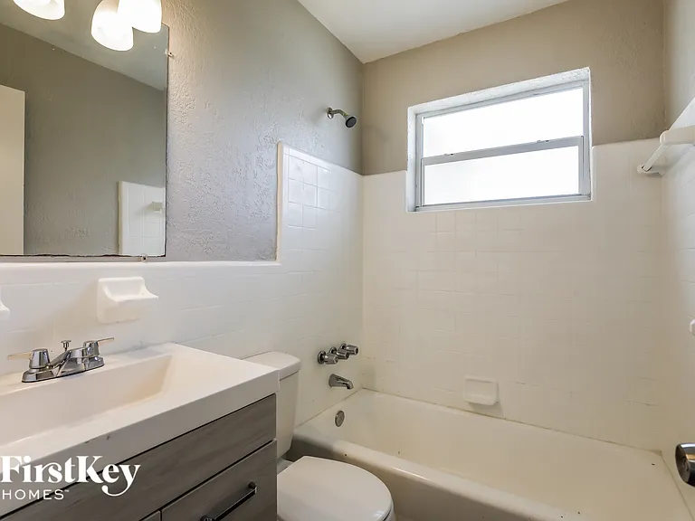 2330 N 67th Ave — Photo 14