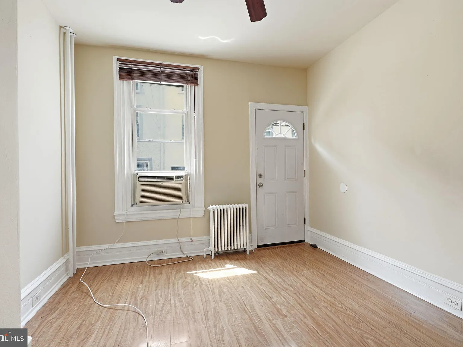 3 bed, 1.0 bath, 924 sqft, $1,850 — Photo 3