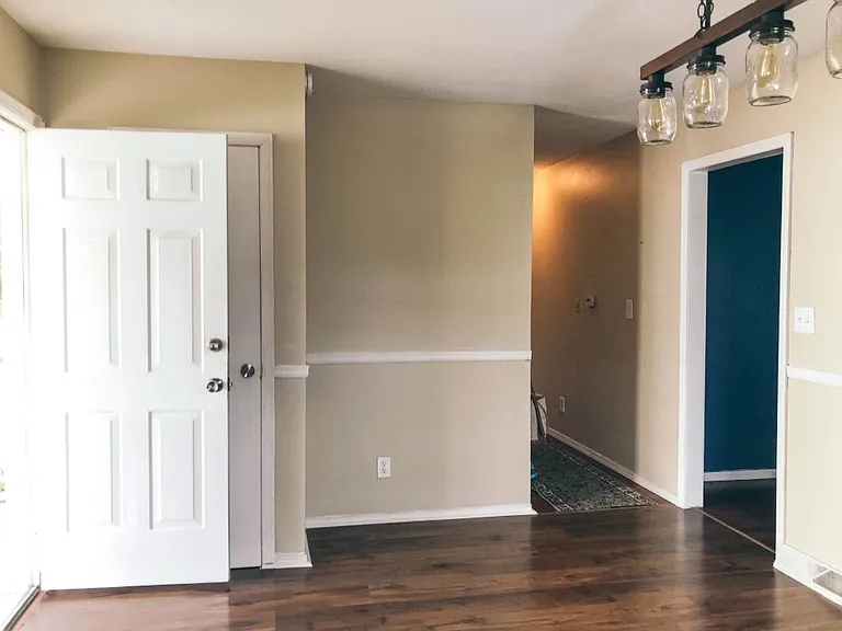 610 W College St — Photo 2