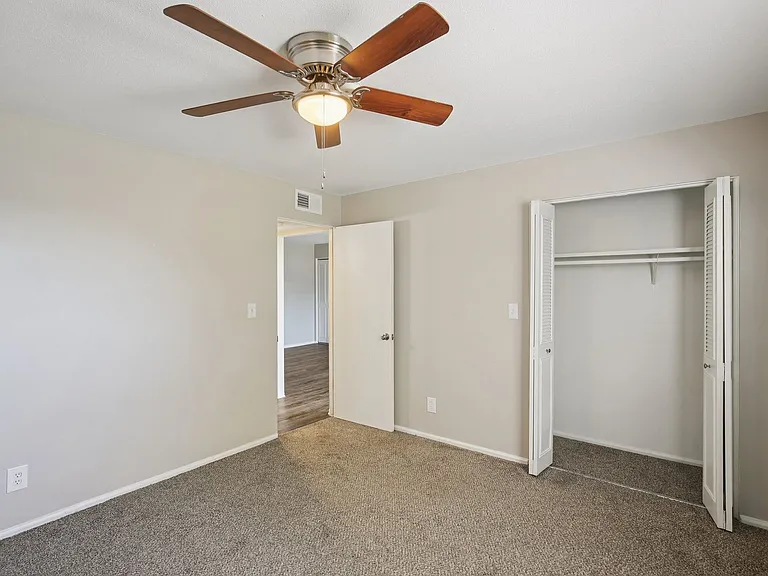 Mission Manor Apartments — Photo 11
