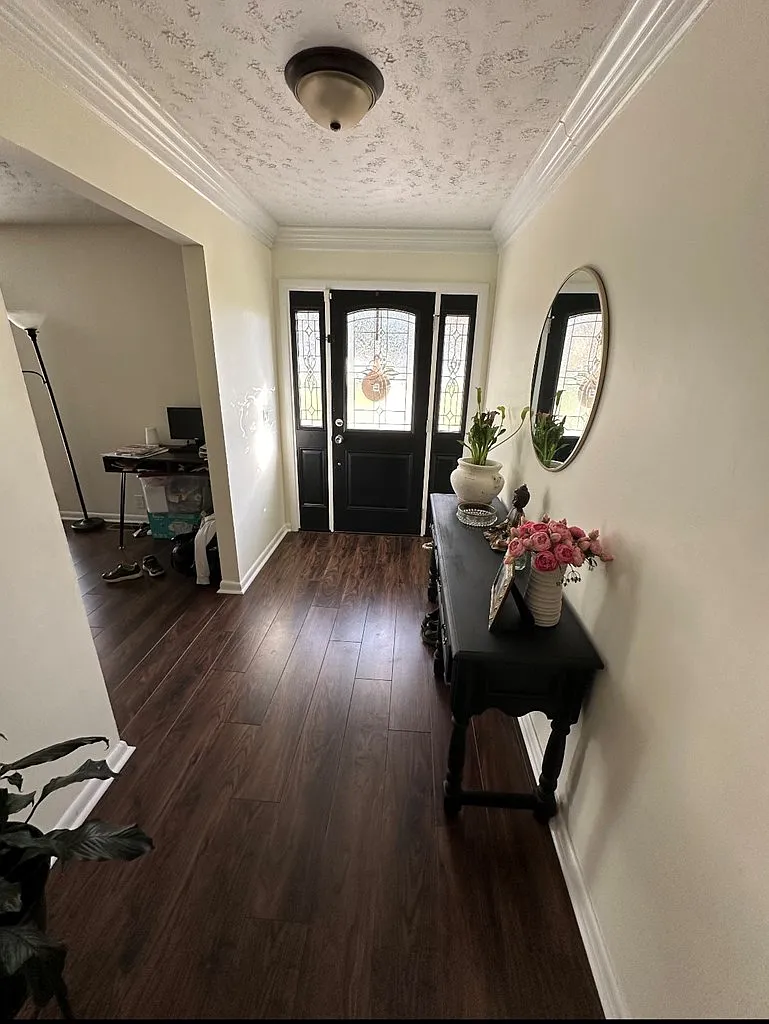 3 bed, 2.0 bath, 2220 sqft, $1,600 — Photo 2