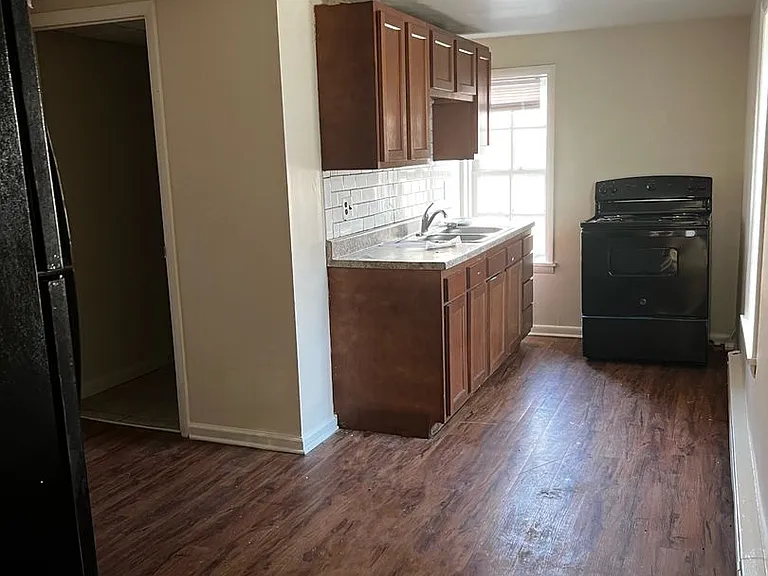 229 S Poplar Street — Photo 3