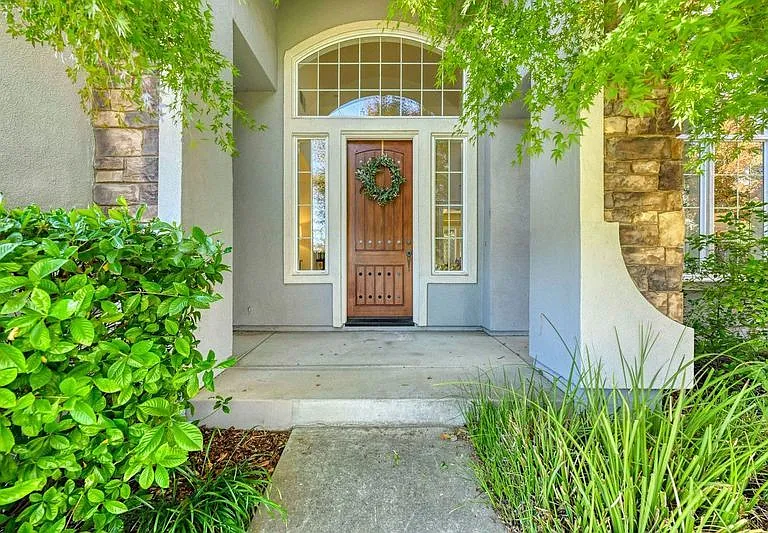 4056 Redondo Dr — Photo 2