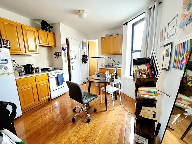 206 E 10th St #5N — Photo 8