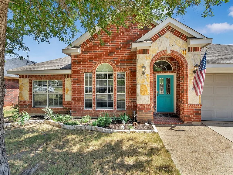 3917 Miramar Dr — Photo 2