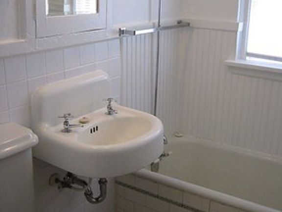 3rd image of 723 Woodlawn Ave APT 109