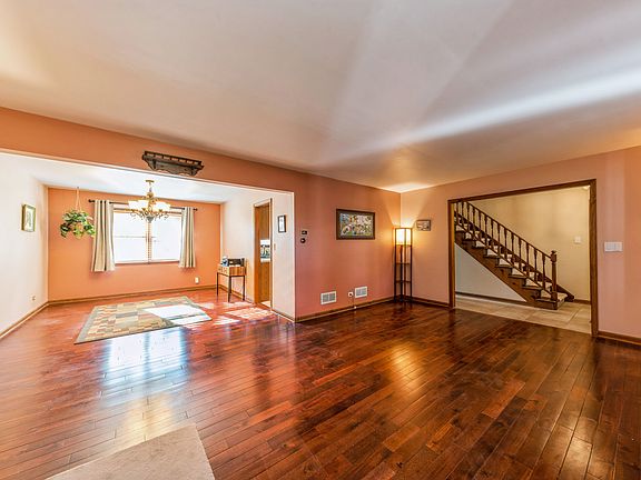 2nd image of 9N530 Creekwood Ct