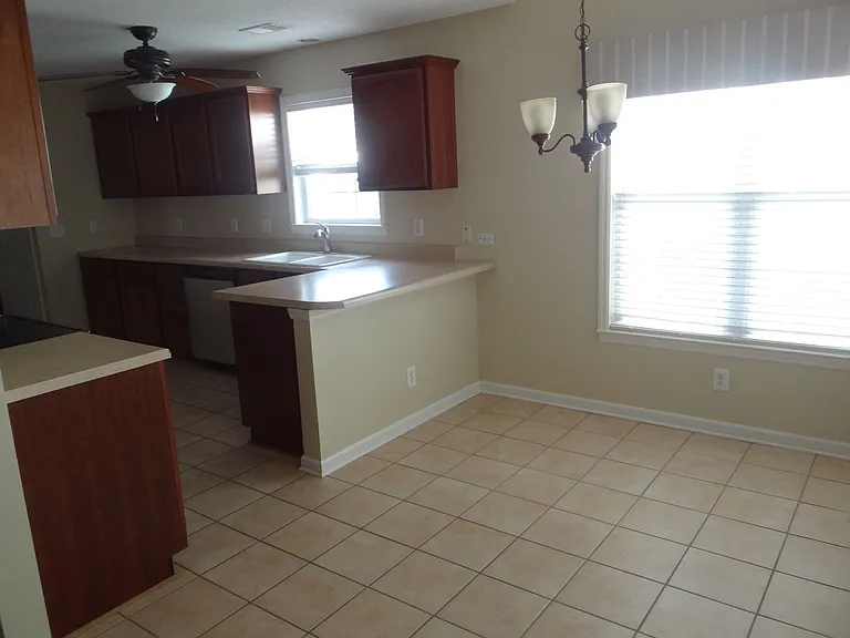 2528 Oriole Dr — Photo 4
