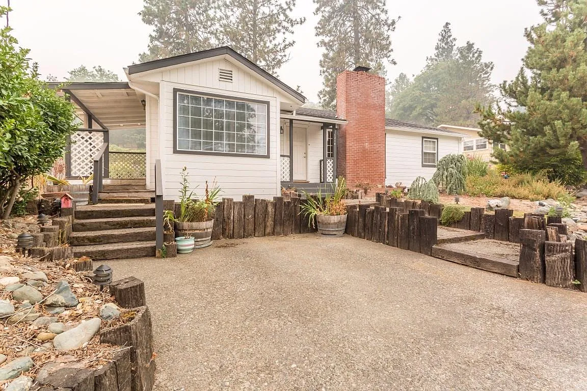 1210 NW Highland Ave photo 1