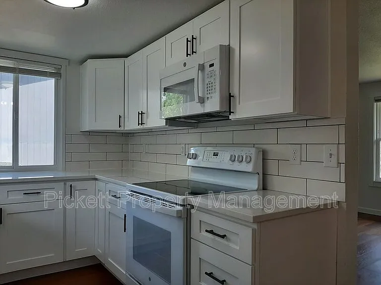 212 NE Torval Canyon Rd — Photo 10