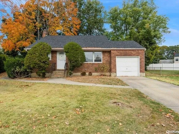 10 Robert Court, Bethpage, NY 11714