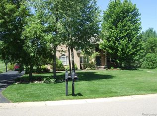 6901 Teluride Dr, White Lake, MI 48383