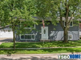 1092 Rainbow Blvd, Hiawatha, IA 52233