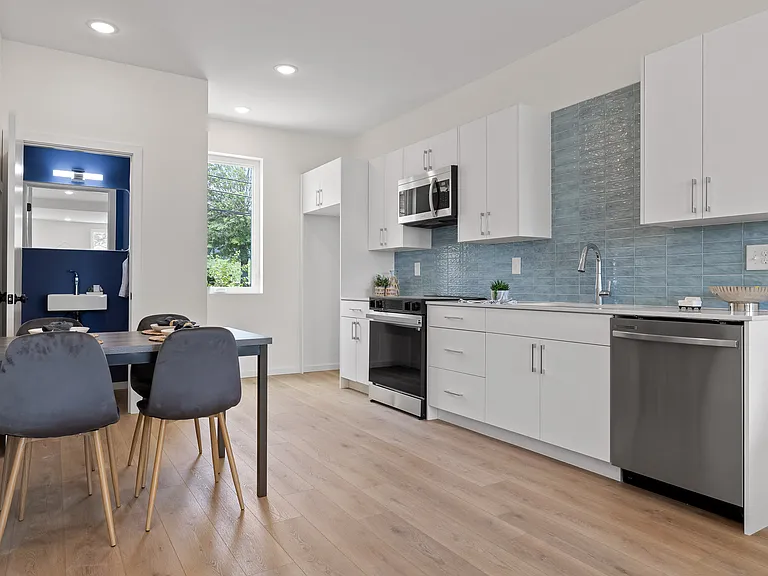 113 E Oldham Ave — Photo 22