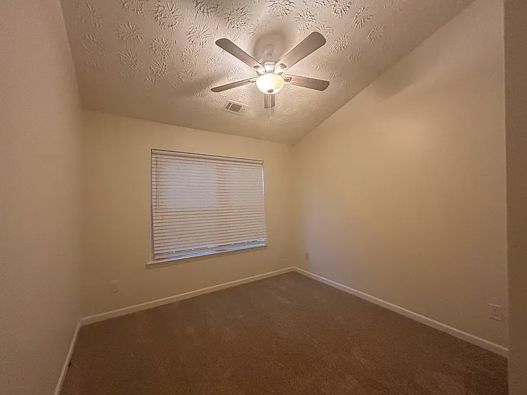 1501 Paramount Ln — Photo 8