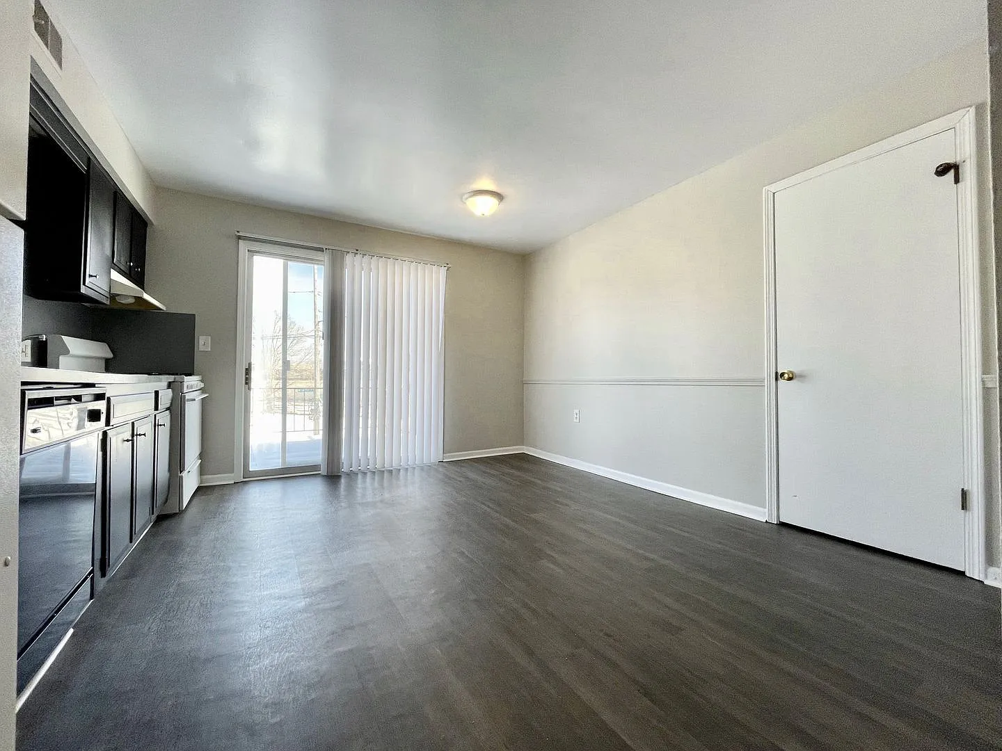 2 bed, 1.0 bath, $1,150 — Photo 3