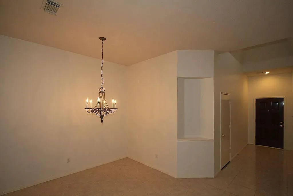 3 bed, 2.0 bath, 1743 sqft, $2,000 — Photo 3