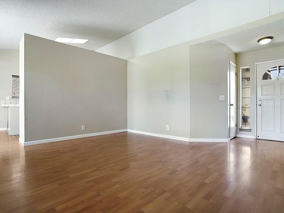 5th image of 2207 Livingston Ln