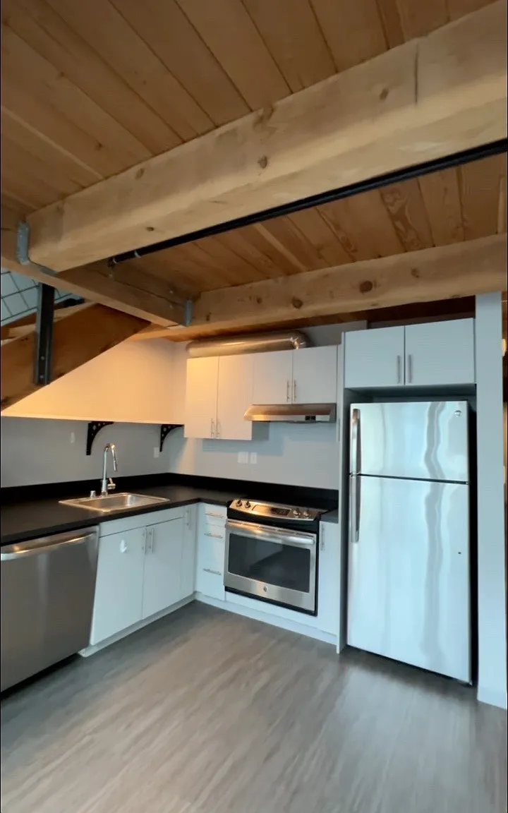 127 Broadway E — Photo 2