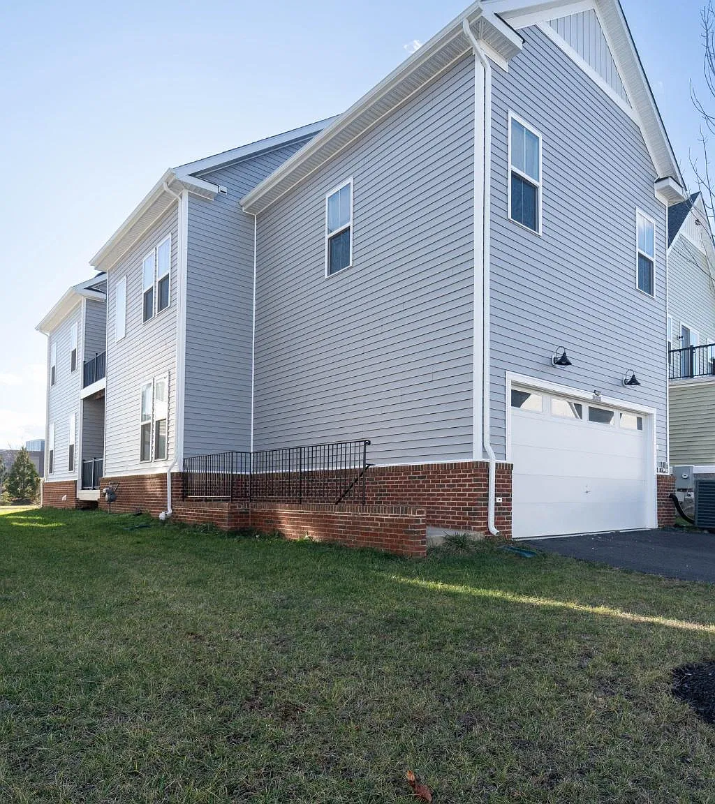 4 bed, 3.5 bath, 3634 sqft, $4,500 — Photo 1