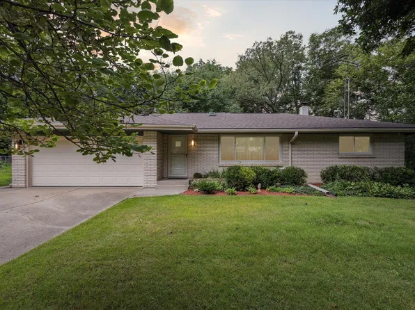 5656 N Fair Oaks Dr, Davis Junction, IL 61020