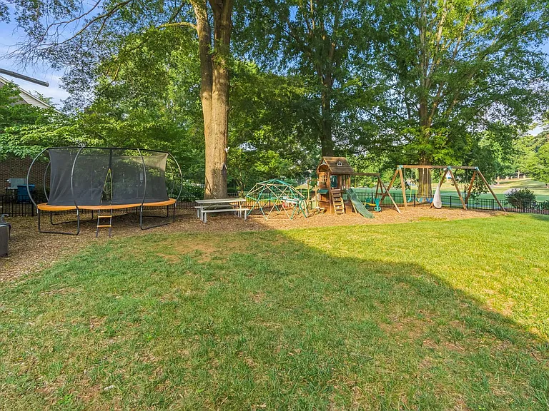 223 Ivy Cir — Photo 78