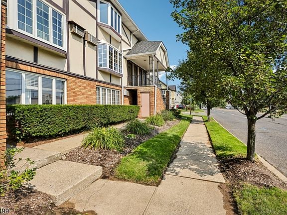 3rd image of 33 Henry Pl #B2
