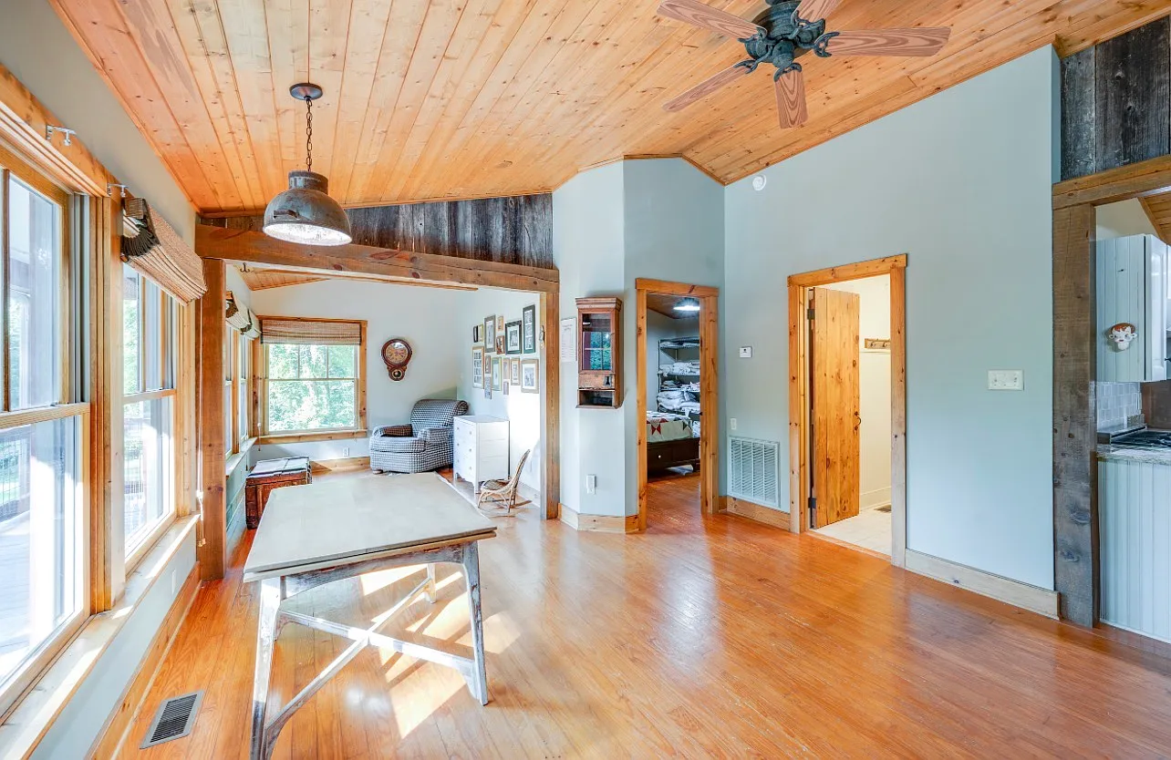 1 bed, 1.5 bath, 1000 sqft, $1,260 — Photo 2