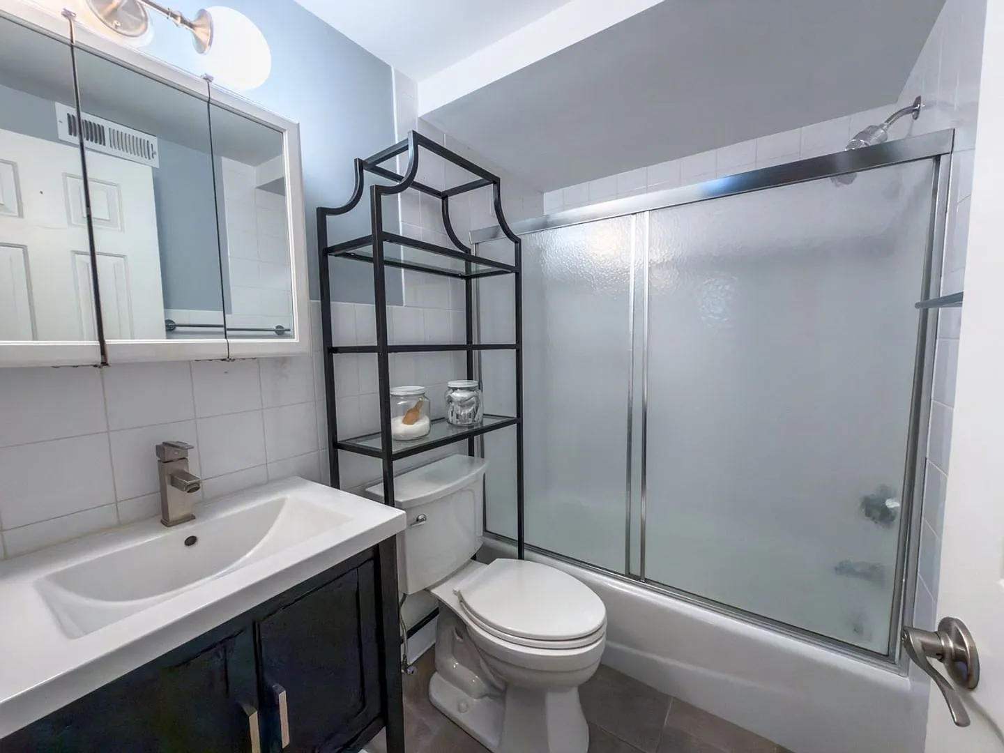 Divinity 1 Bedroom condo w/ garden entrance & off street parking! — Photo 4