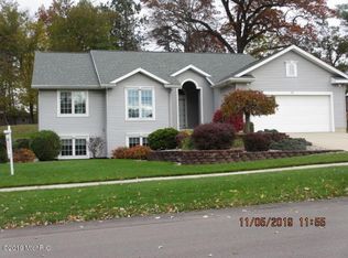 629 Pendleton Dr NE, Comstock Park, MI 49321