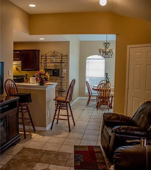 2202 Brookview Dr — Photo 5