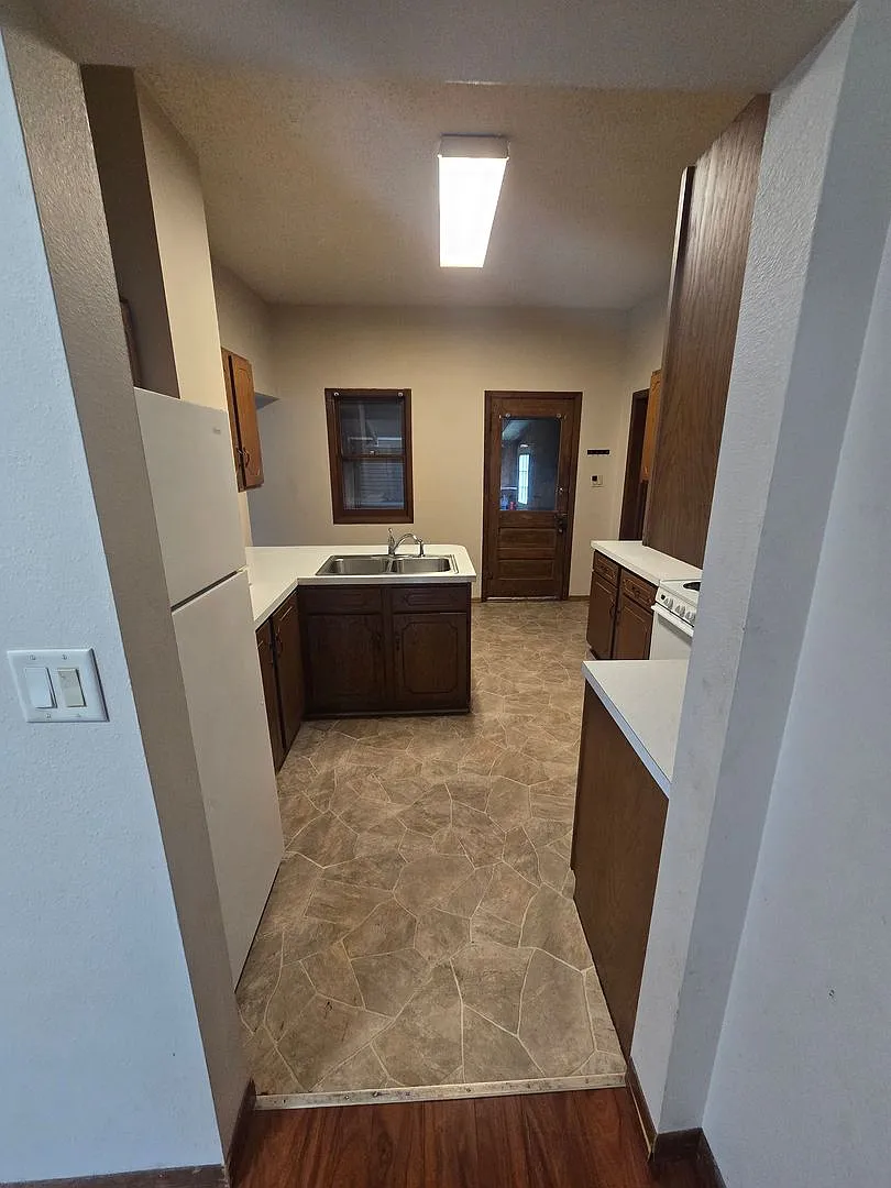 For Rent: Cozy 2 Bedroom, 1 Bathroom Single-Family Home with 1-Car Garage — Photo 4