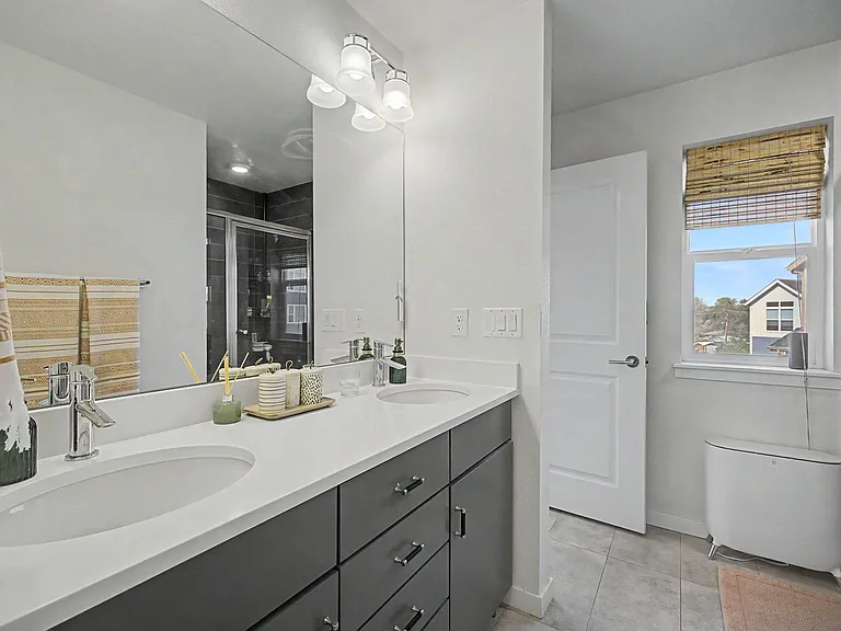 570 W Amherst Ave — Photo 20