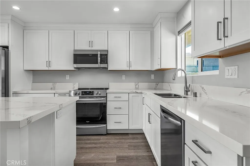 2 bed, 1077 sqft, $5,000 — Photo 2