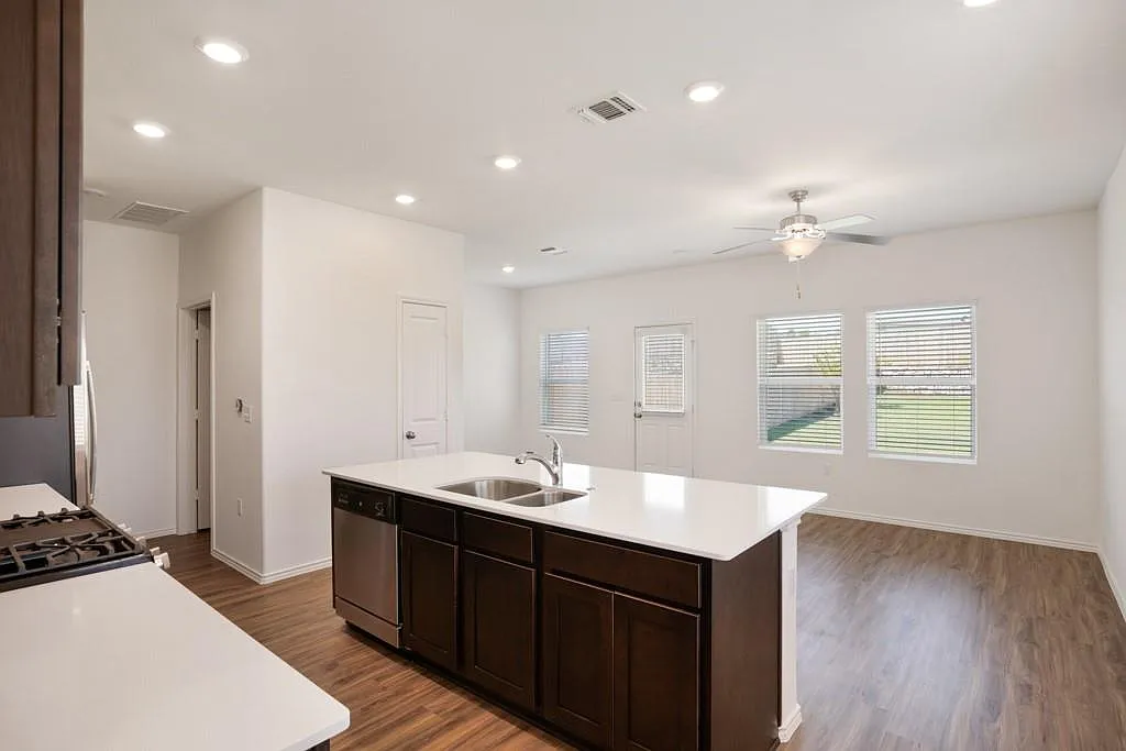 15200 Spruce Frost Cv — Photo 3