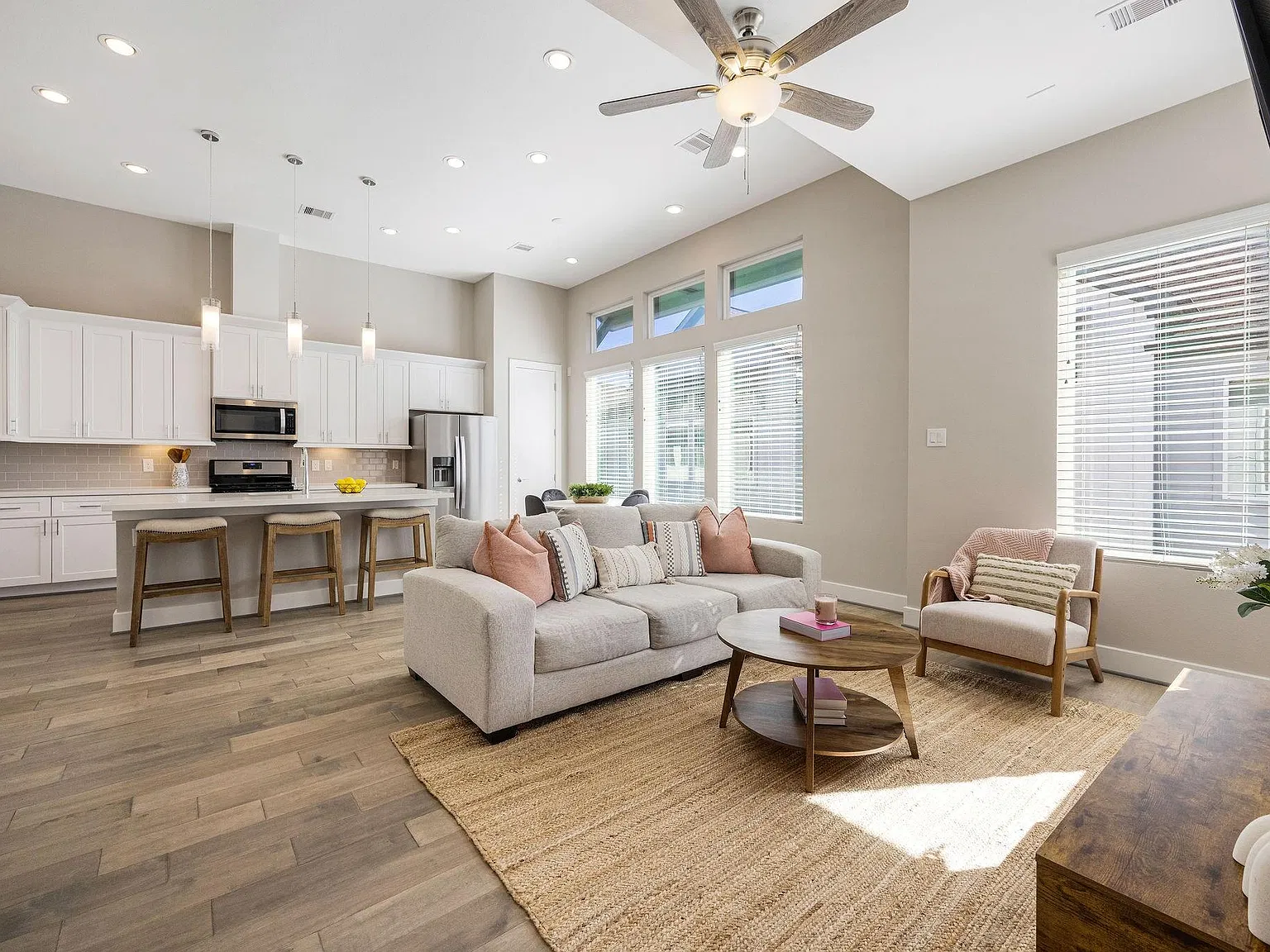 3 bed, 3.5 bath, 1722 sqft, $2,000 — Photo 2
