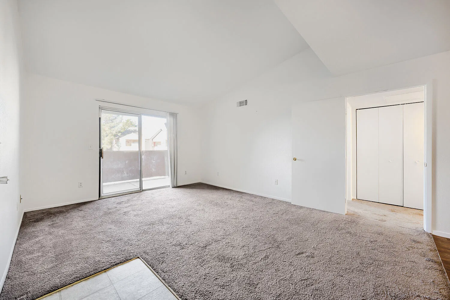Gated 1-Bedroom Condo Near Summerlin — Photo 3