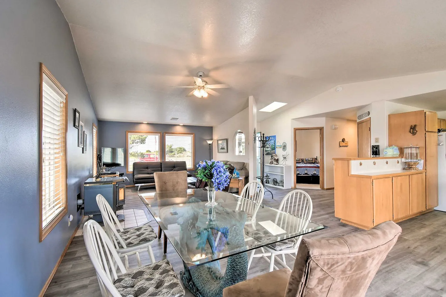 3 bed, 2.0 bath, 1593 sqft, $2,559 — Photo 3