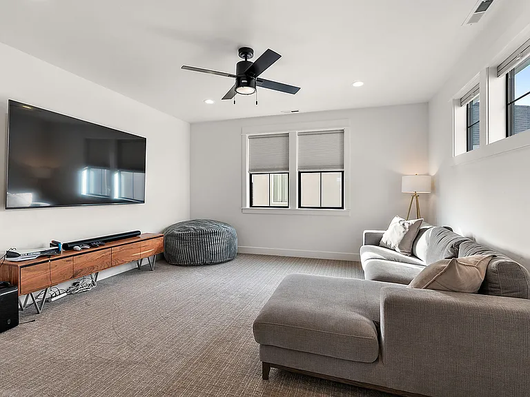 6862 N Willowside Ave — Photo 37