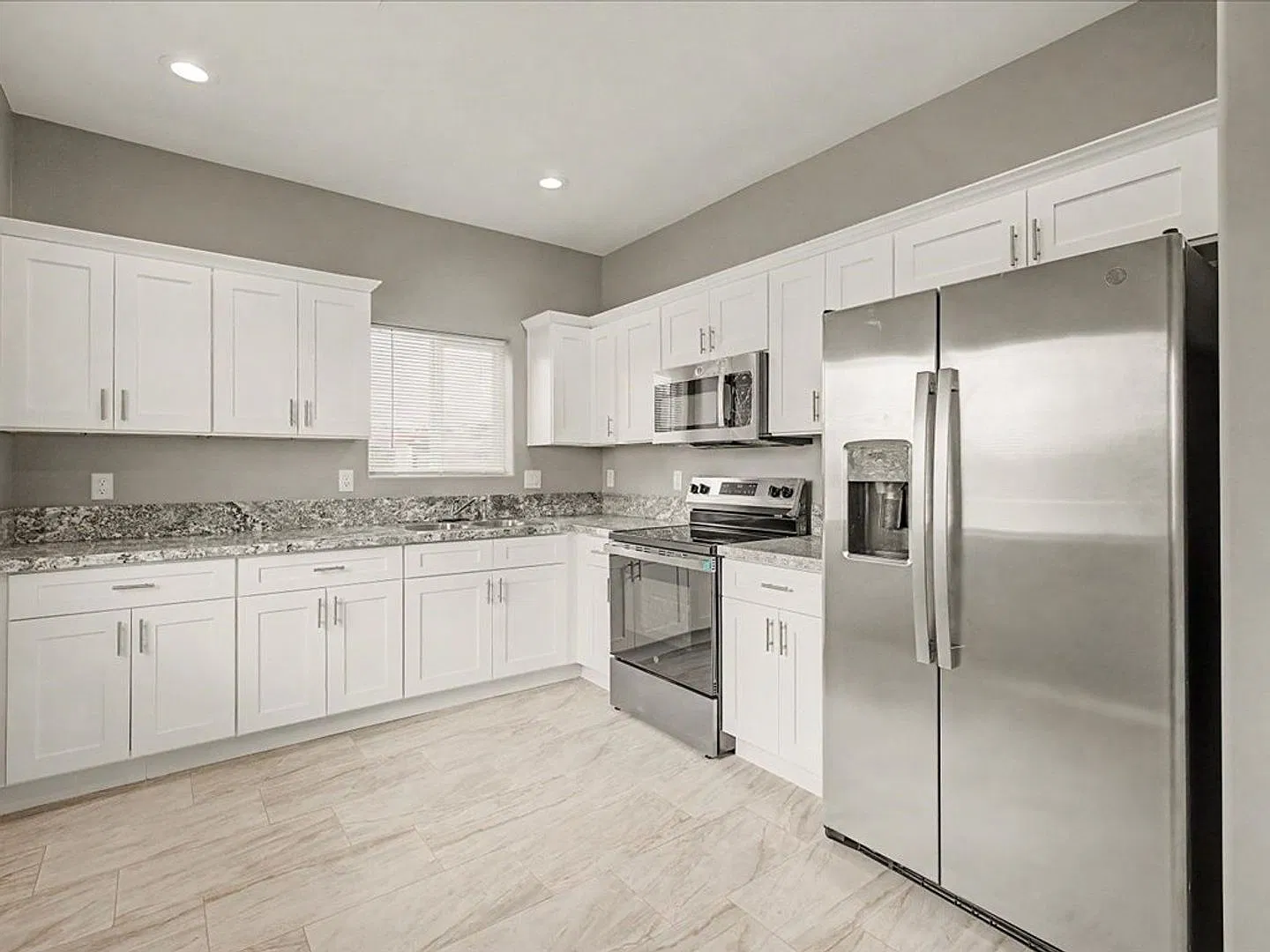 Price Reduction! $500 Off First Full Month's Rent! — Photo 1
