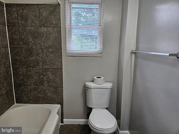 3rd image of 807 48th Pl NE