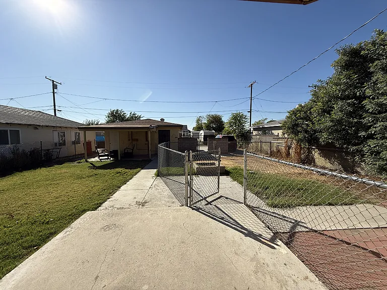 820 E C St — Photo 4