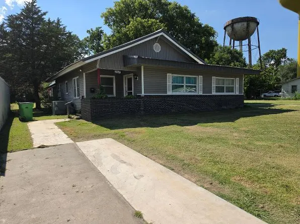 207 S 8th St, Okemah, OK 74859