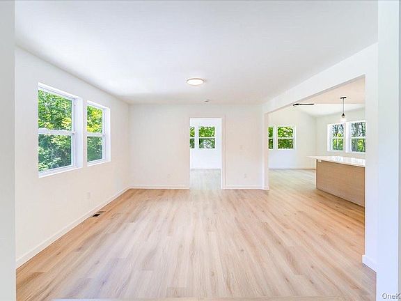 4th image of 452 Vineyard Avenue